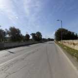 Qui, lasciatisi alle spalle i capannoni del centro commerciale e imboccata l�antica strada rurale...